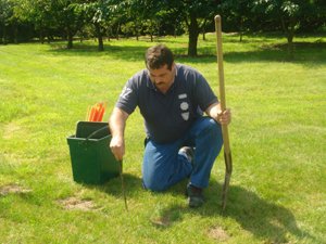 Taupier en action dans un jardin
